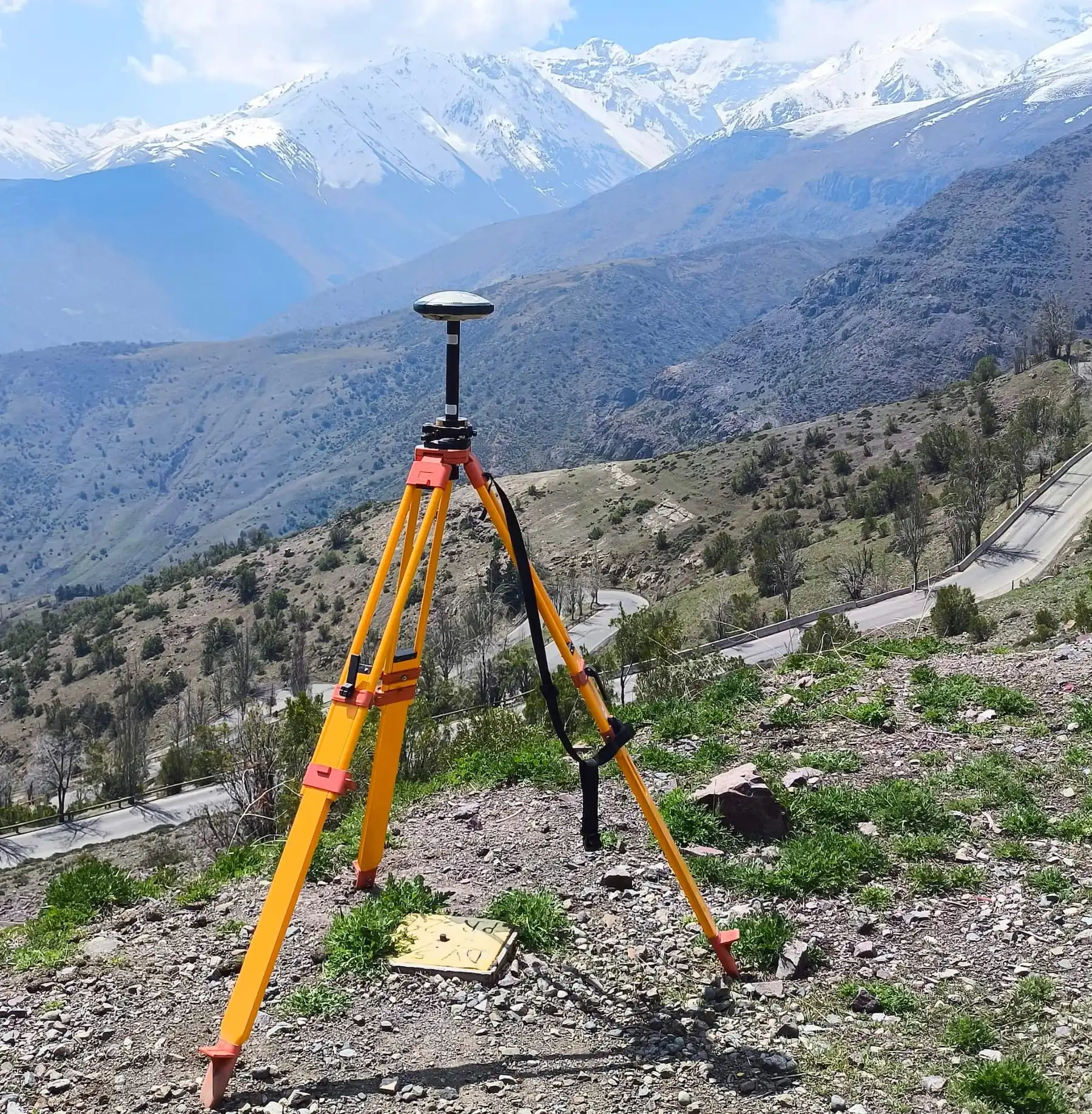 Receptor GNSS sobre trípode en terreno de montaña